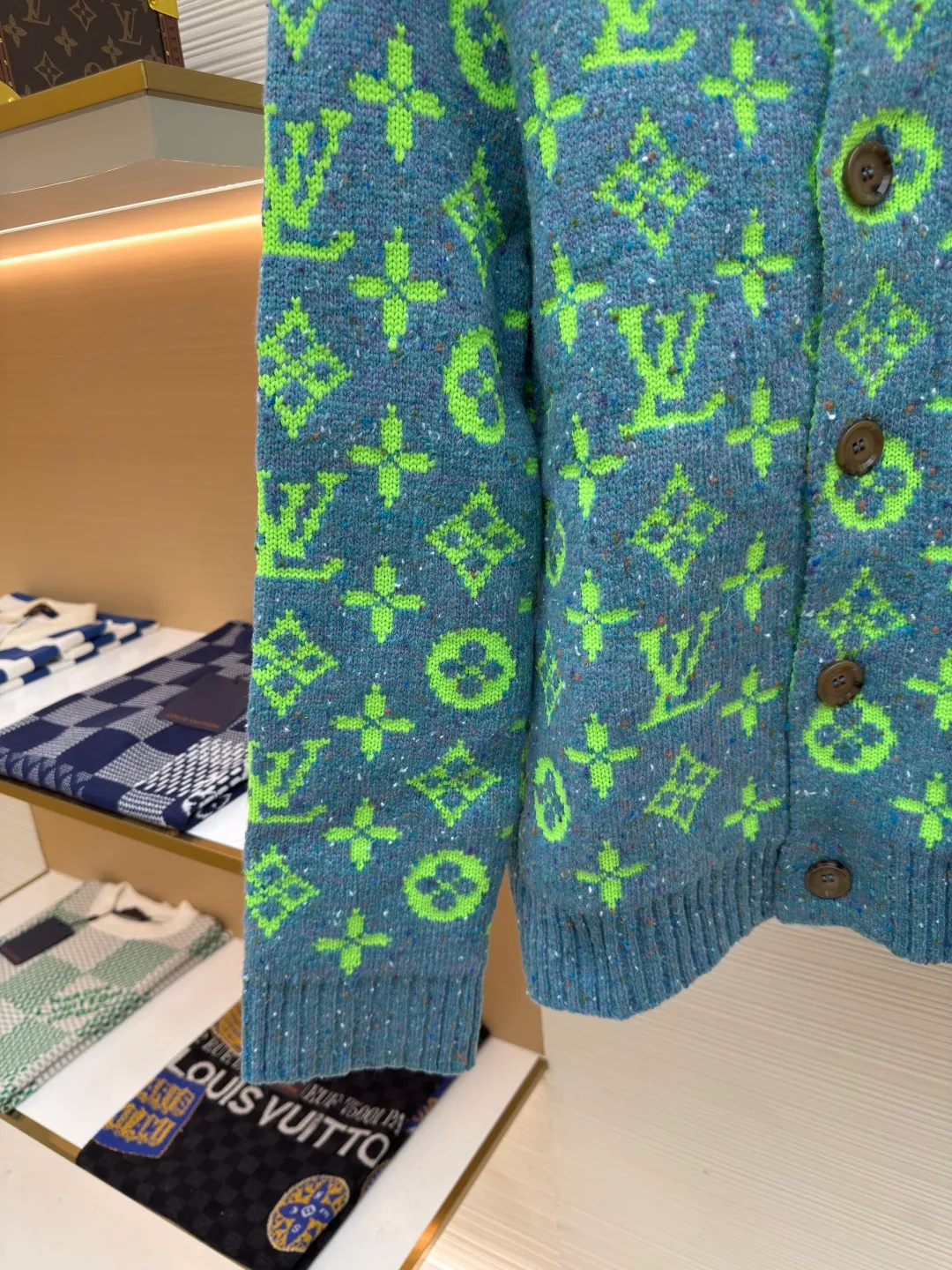 LOUIS VUITTON green yarn woolen jacket ●Authentic product: Purchased and developed for 12900 ●Item number: 1680367-C65 ●Fabric: wool fabric ●Technology: woolen making ●Version: loose fit ●Weight: about 850 grams ●Size: XS-S-M-L ●Description: This colored yarn is not in stock in the market. In order to restore the 1:1 effect of the original version, we use 100% wool to make a 1:1 color customization based on the original version. Customize the count of the original version + customize the color points on the original color yarn + customize the color of the original color yarn. The customization and coloring of the yarn alone takes 3 months. The dyeing cycle of the color yarn is long and time-consuming. The coloring and color testing is repeated more than 5 times before the final effect is determined; the loom adopts the latest 2022C The ixing 5-needle ultra-fine machine uses a 1:1 parallel knitting method based on the original version. Each piece takes 210 minutes. It is not like those ordinary computerized flat knitting machines. In order to rush the goods, the speed is turned to the limit. The stitches of the knitted pieces are of different sizes, with lettering and patterns. For our entire garment, the texture of the pieces is cleaned, without lettering, and there will be no patterning on the pieces, which greatly ensures the texture and clear texture of the pieces. The overall wiring is straight and delicate, the fabric is comfortable and soft, and the color is consistent without color difference. It can be matched with the same style to create a fashionable look and control various occasions. Customized accessories, complete with three standards, same style for men and women!